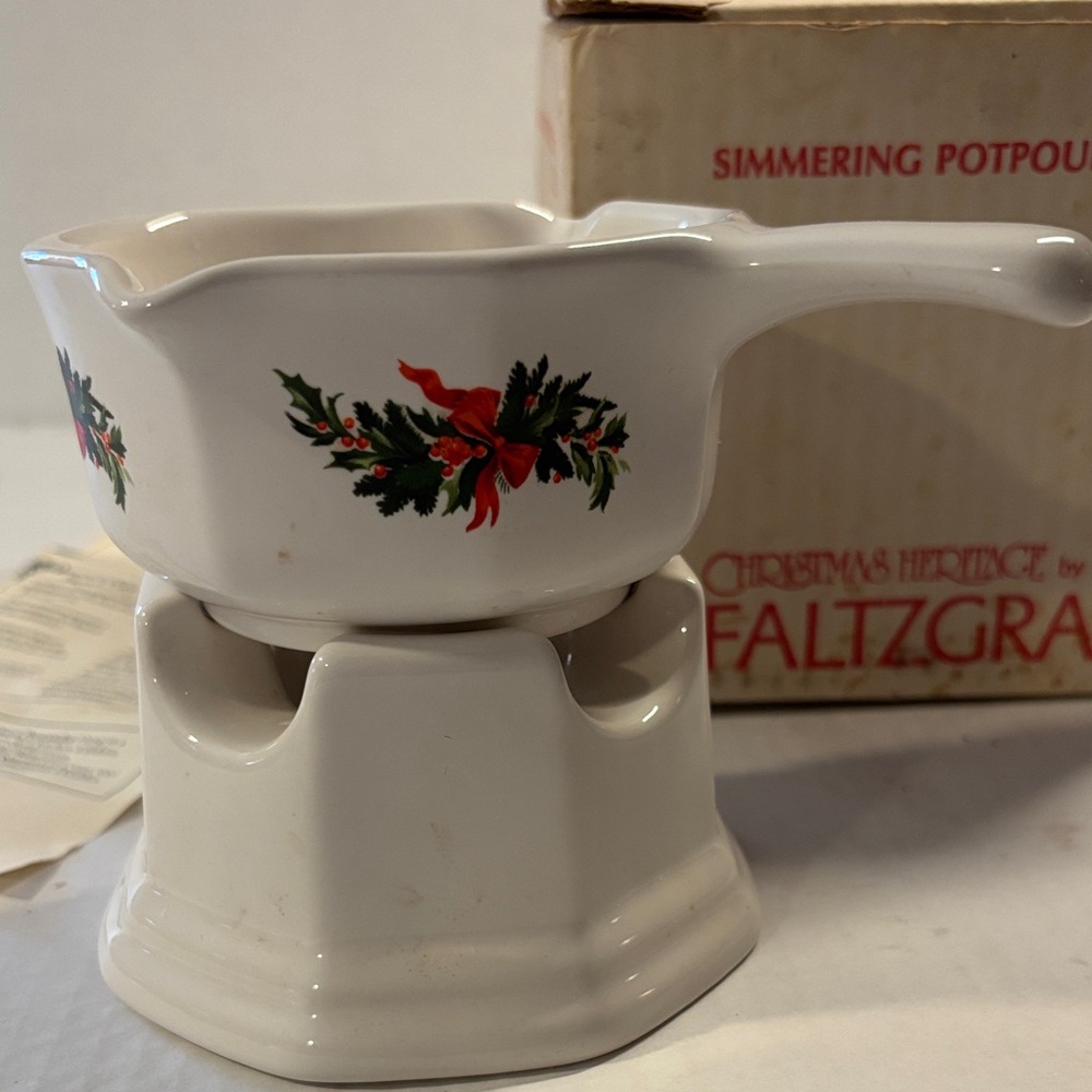 Pfaltzgraff White Simmering Potpourri with Holly Design